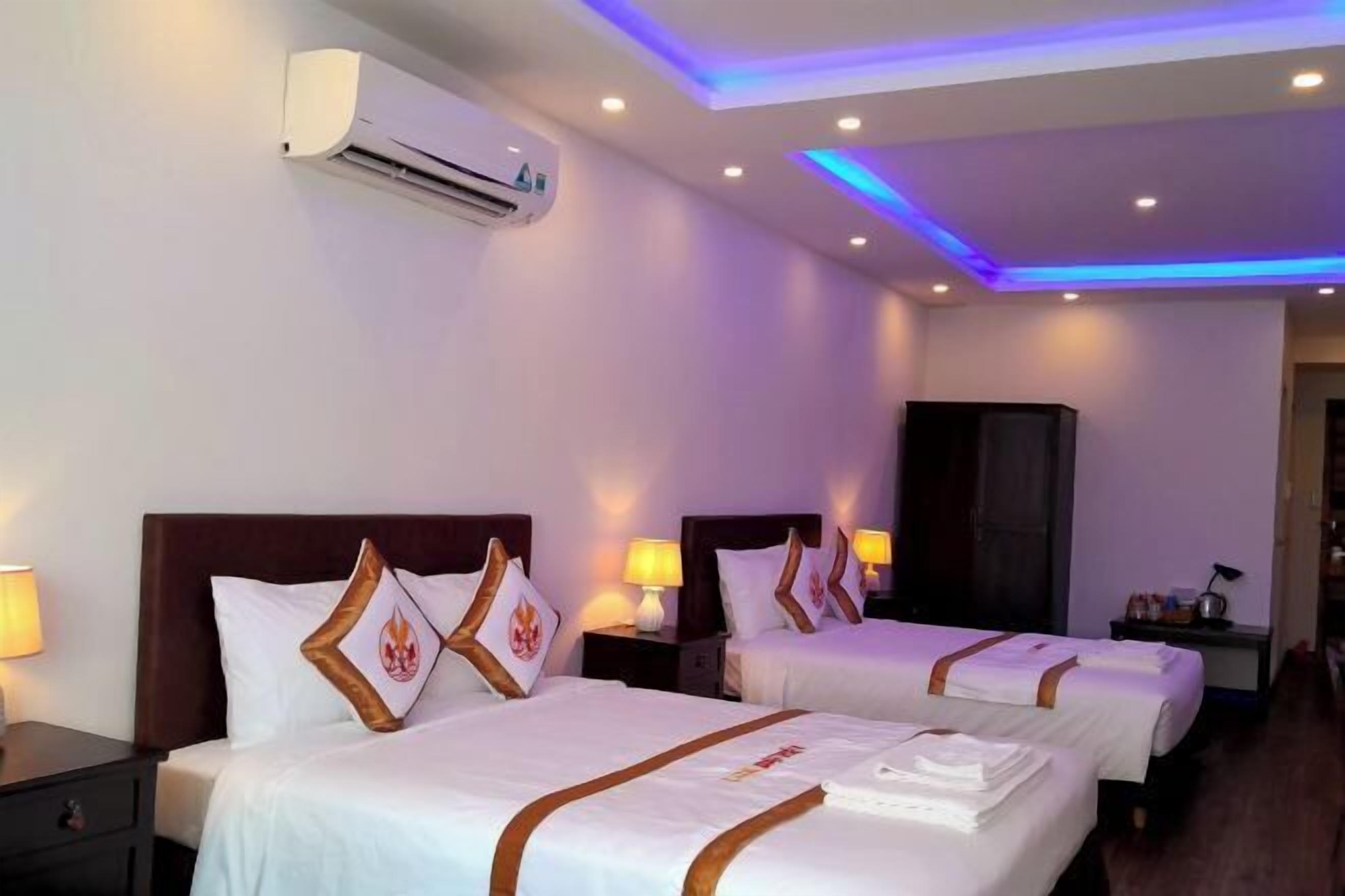 Minibar, skrivebord, skrivebord for bærbar PC og blendingsgardiner