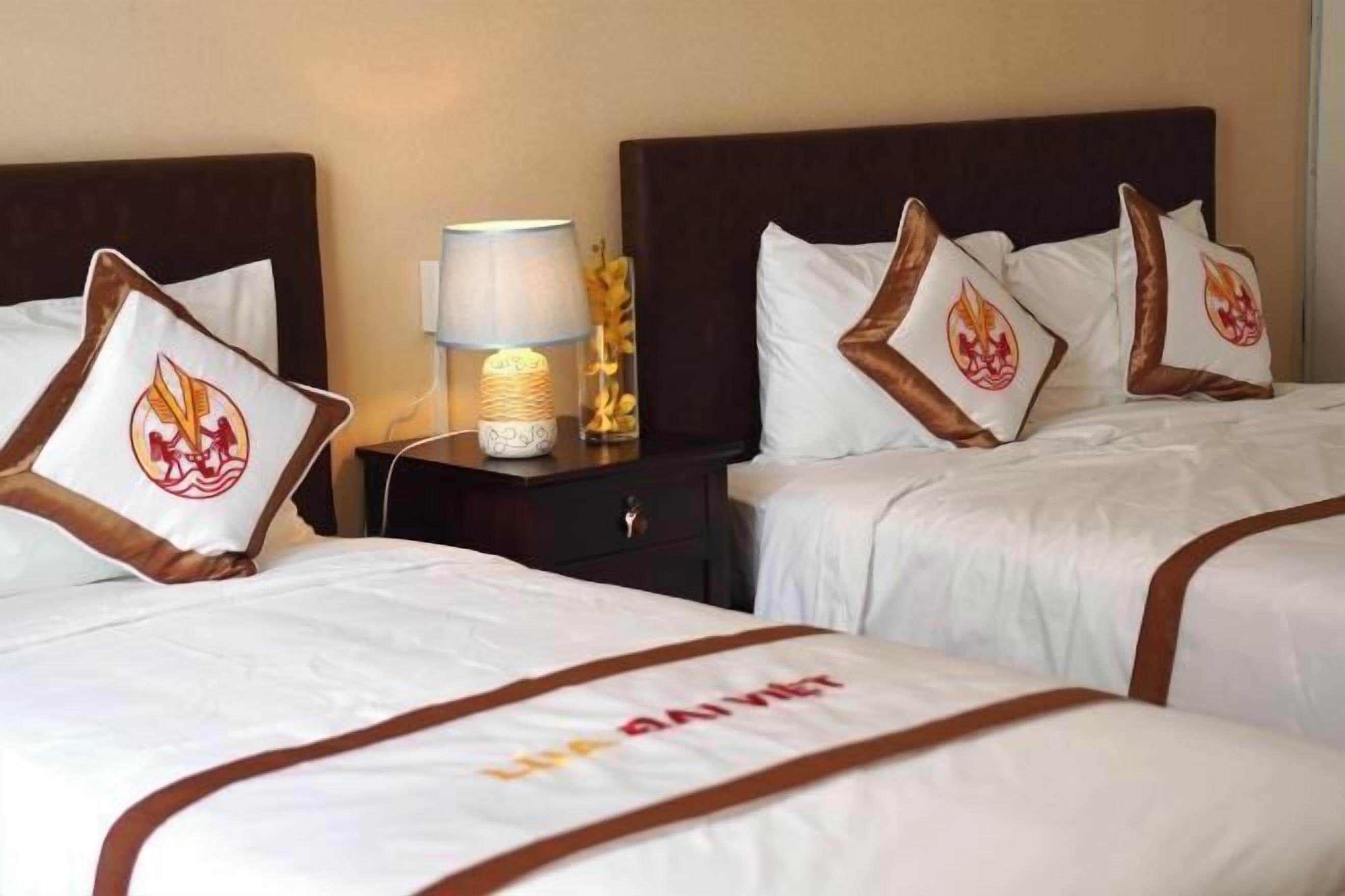 Minibar, skrivebord, skrivebord for bærbar PC og blendingsgardiner