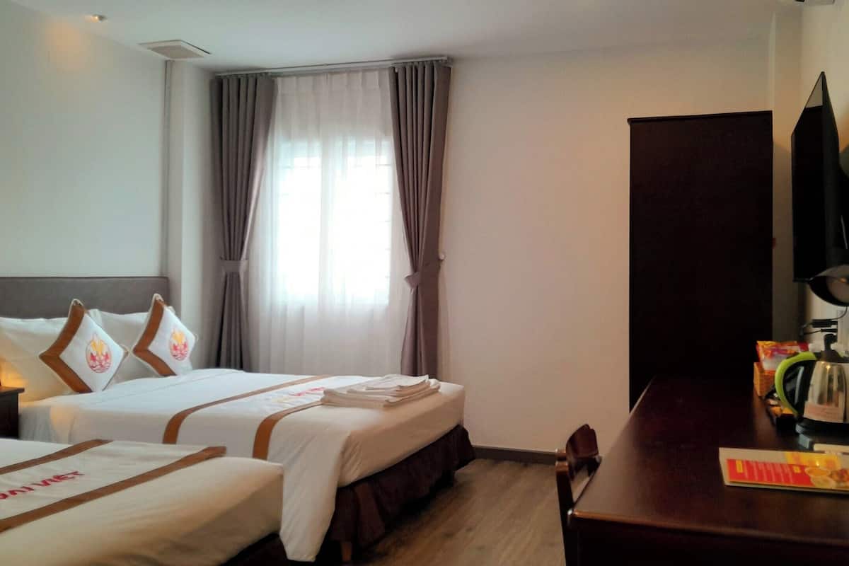 Minibar, una scrivania, postazione laptop, tende oscuranti