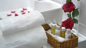 Secador de pelo, zapatillas, toallas y jabón