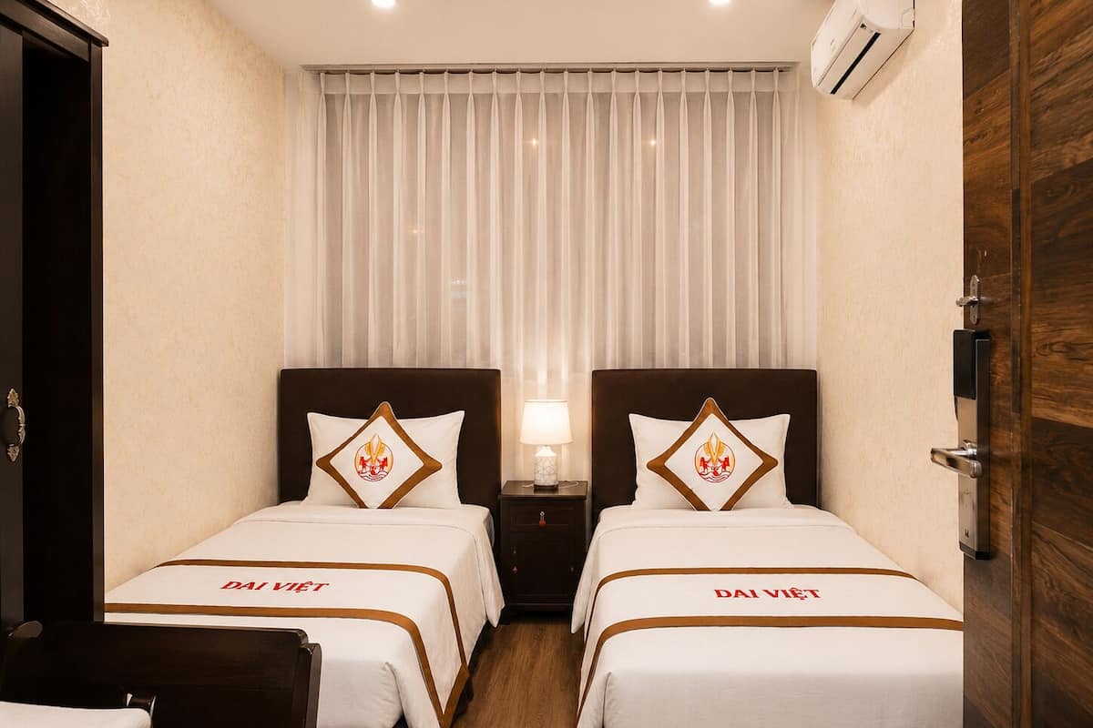 Standard Twin Room, 1 Bedroom | Minibar, desk, laptop workspace, blackout drapes