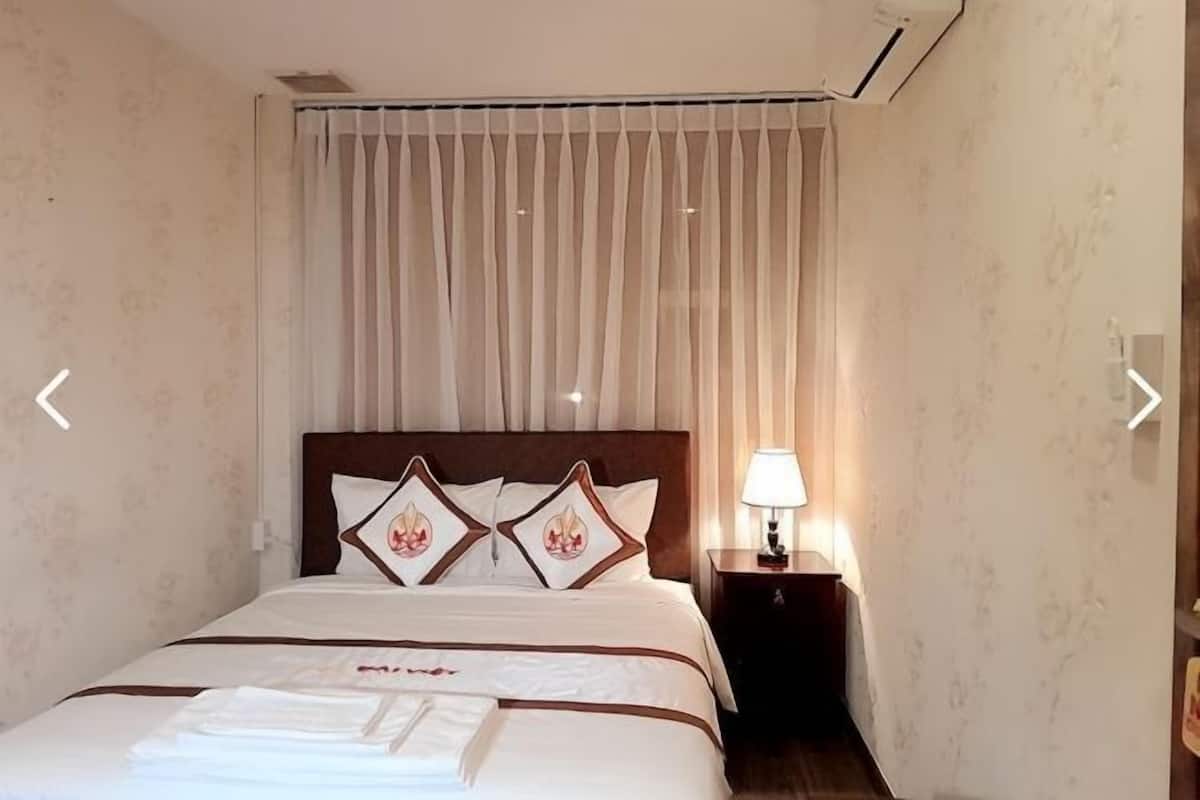 Minibar, escritorio y espacio para trabajar con laptop