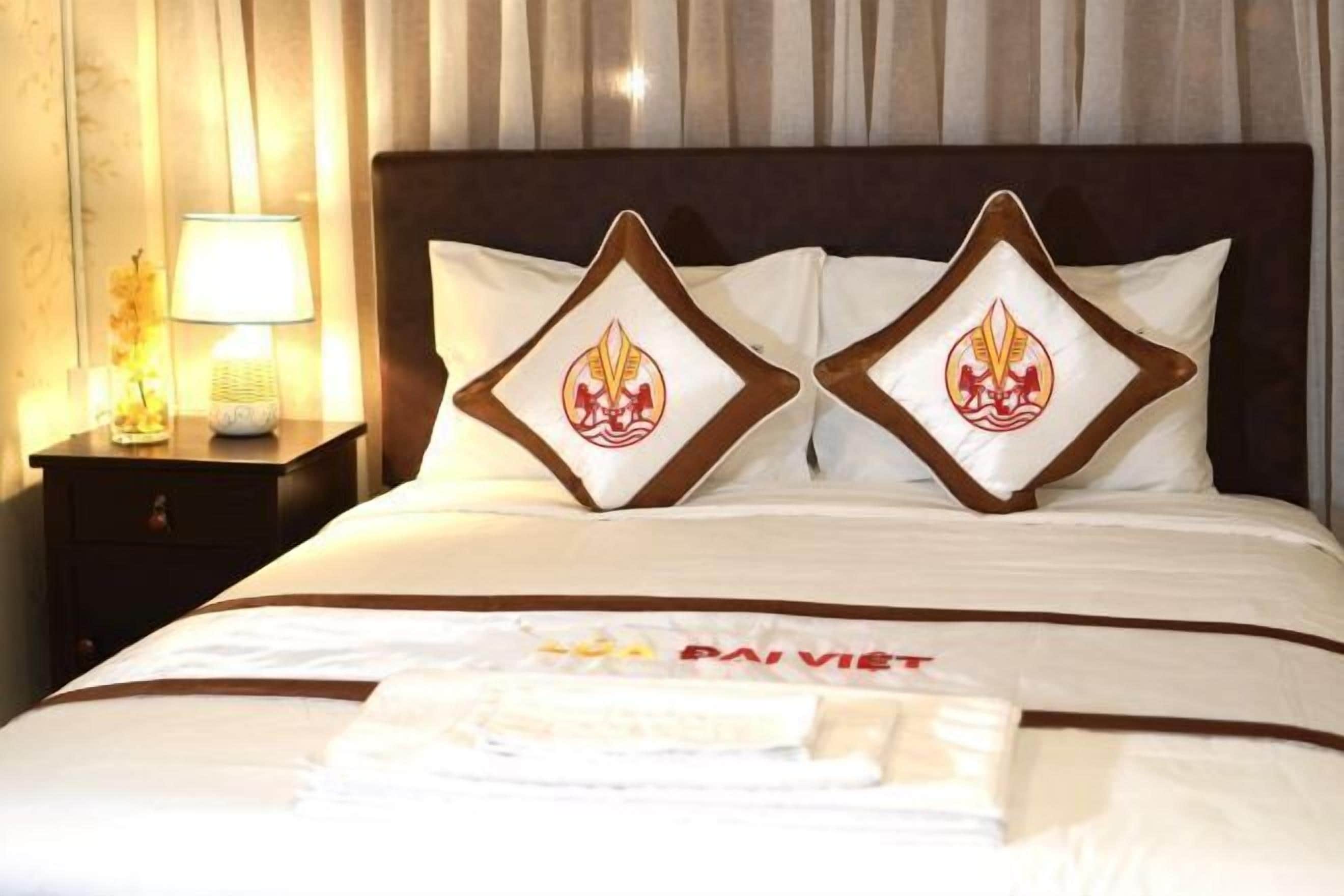 Minibar, skrivebord, skrivebord for bærbar PC og blendingsgardiner