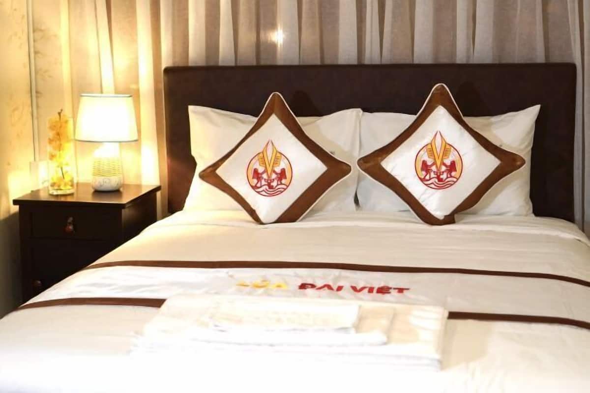 Minibar, escritorio y espacio para trabajar con laptop