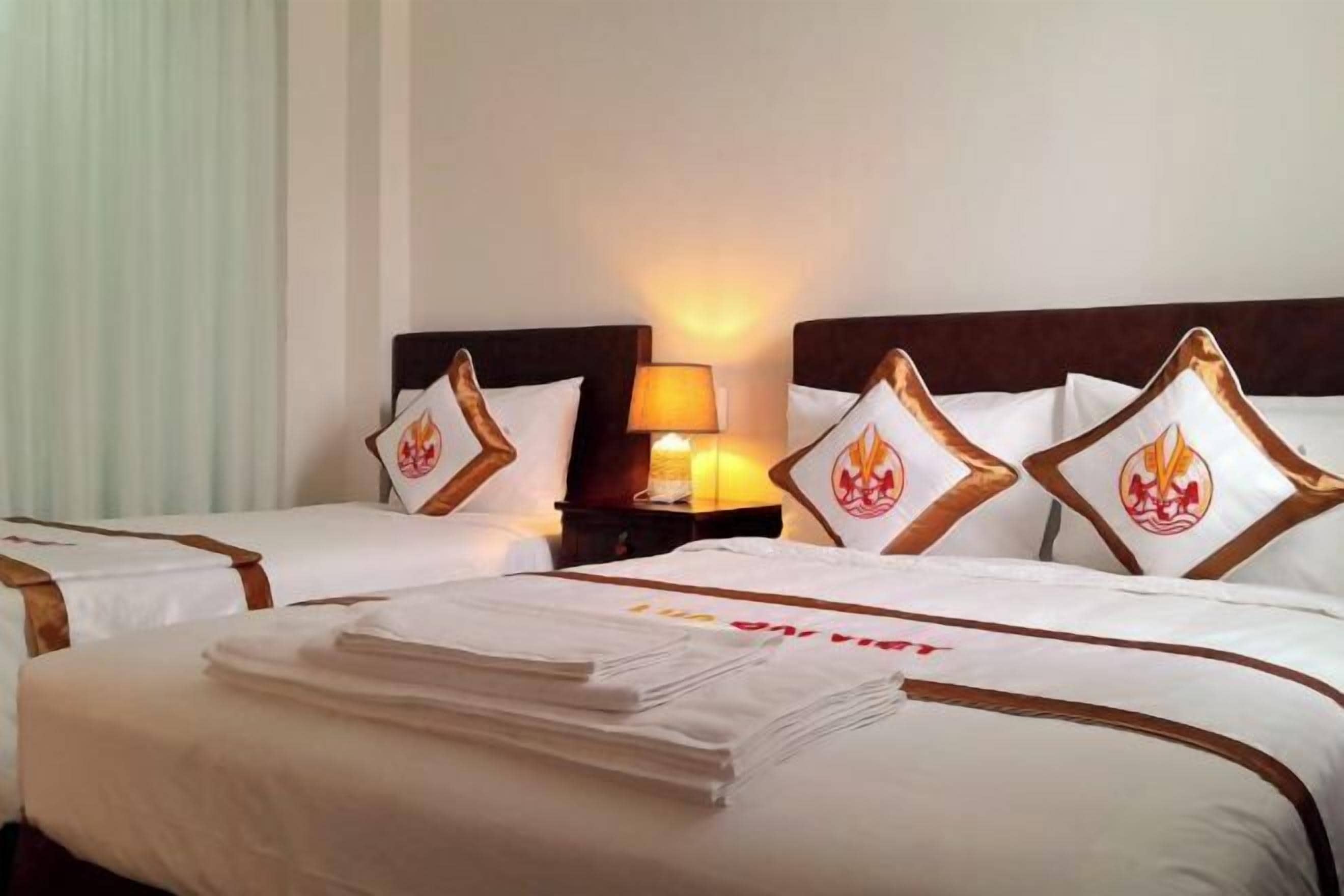 Minibar, skrivebord, skrivebord for bærbar PC og blendingsgardiner