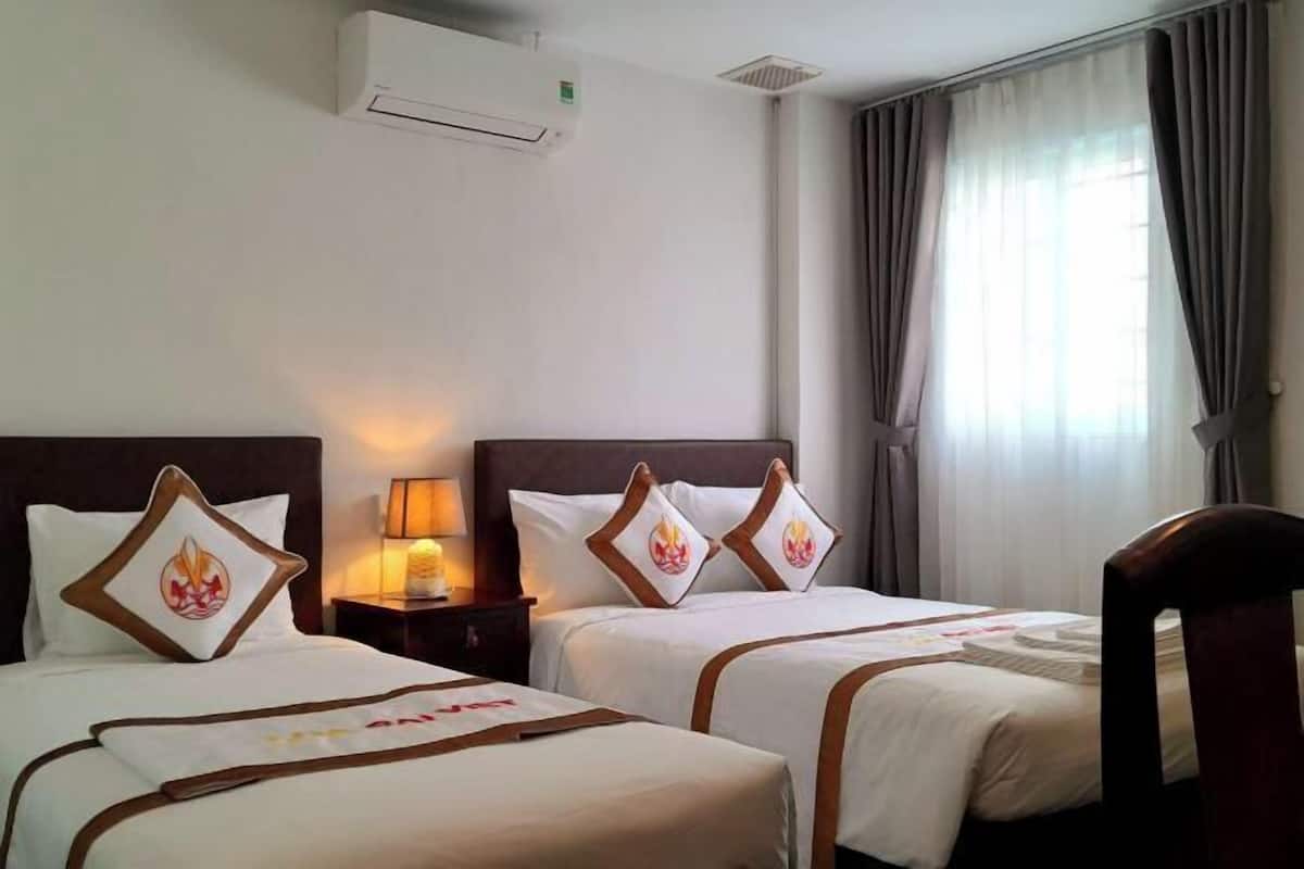 Minibar, escritorio y espacio para trabajar con laptop