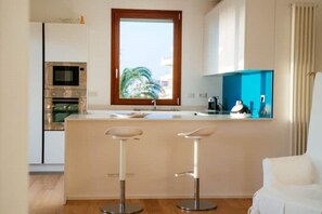 ثلاجة، ميكروويف، فرن، موقد طهي مسطح