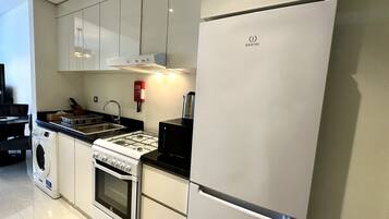 Suíte estúdio urbana | Cozinha privada | Geladeira, micro-ondas, fogão, cooktop