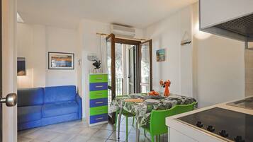 Family Apartment, Terrace | Private kitchen | Fridge, stovetop, griddle, cookware/dishes/utensils
