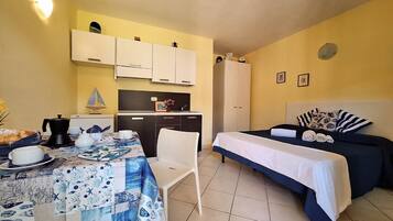 Estúdio standard, cozinha, vista para o jardim | Wi-Fi de cortesia
