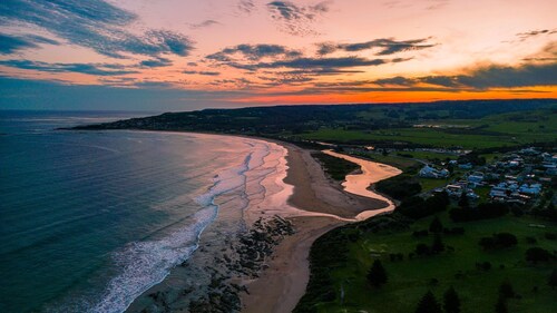 Āyubō -  A charming three-story house nestled in the picturesque suburb of Apollo Bay.