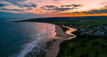 Āyubō - A charming three-story house nestled in the picturesque suburb of Apollo Bay.