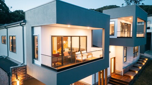 Āyubō -  A charming three-story house nestled in the picturesque suburb of Apollo Bay.