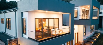 Āyubō -  A charming three-story house nestled in the picturesque suburb of Apollo Bay.