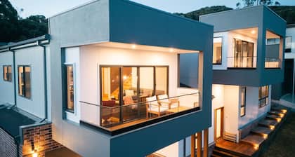 Āyubō - A charming three-story house nestled in the picturesque suburb of Apollo Bay.