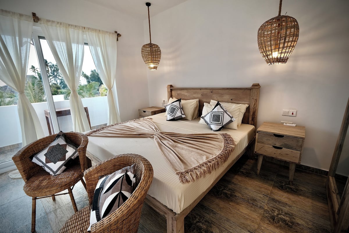 Deluxe Room | 1 bedroom, premium bedding, minibar, in-room safe