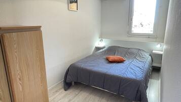 2 slaapkamers, een strijkplank/strijkijzer, reisbedje