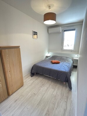 2 slaapkamers, een strijkplank/strijkijzer, reisbedje