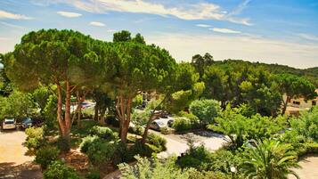 Parkeerplaatsen op het terrein