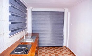 Placa de cuina, rentaplats i tovallons de paper 
