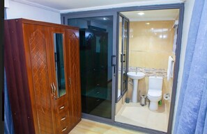 Classic Apartment | Bathroom - Villa D'Tuger (Accra)