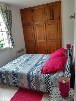 3 عدّة غرف نوم ومكواة/لوح كي وسرير سفر وواي فاي مجانًا