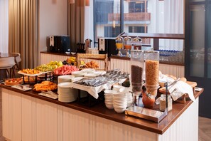 Daily buffet breakfast (AMD 5500 per person)