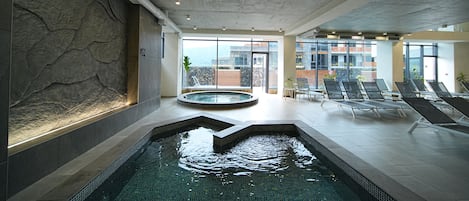 Piscine couverte, piscine extérieure (ouverte en saison)