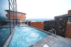 Piscina interna, piscina externa sazonal
