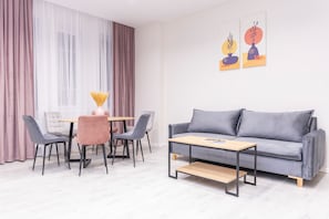 Townhouse, terrasse | Oppholdsområde | En 50-tommers smart-TV med kabel-kanaler
