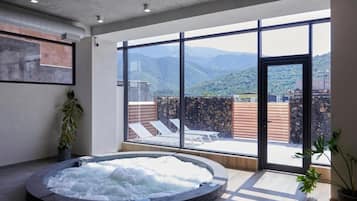 Sauna, hot tub, steam room
