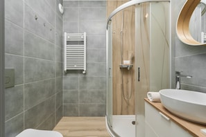 Shower, shampoo