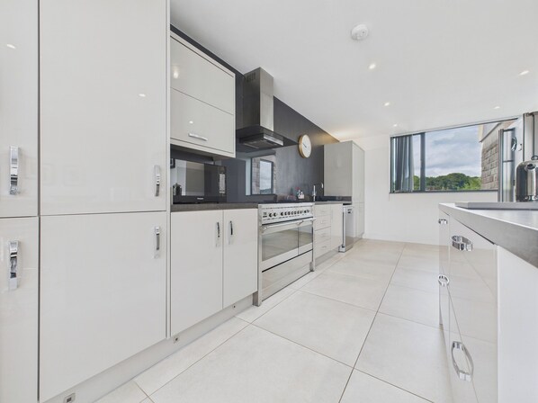 Cottage | Private kitchen | Fridge, dishwasher, electric kettle, toaster