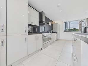 Cottage | Private kitchen | Fridge, dishwasher, electric kettle, toaster