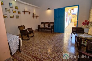 32-inch LED TV with cable channels, TV, heated floors