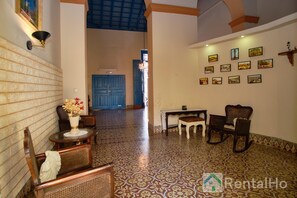 32-inch LED TV with cable channels, TV, heated floors