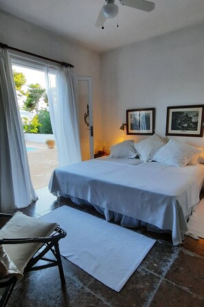 7 slaapkamers, een strijkplank/strijkijzer, beddengoed