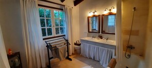 Douche, sèche-cheveux, bidet, serviettes fournies