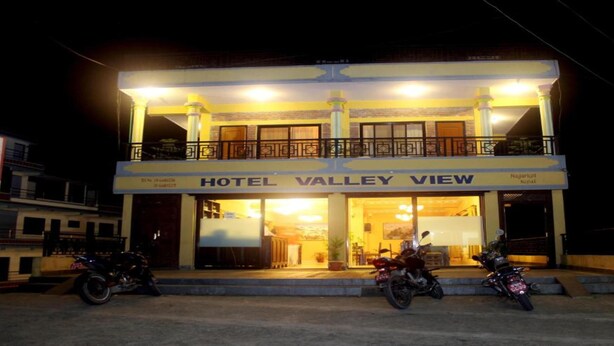 Un albergo chiamato "Hotel Valley View" con un balcone e una targa.