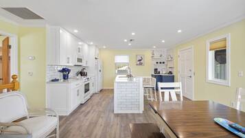 Réfrigérateur, micro-ondes, four, lave-vaisselle