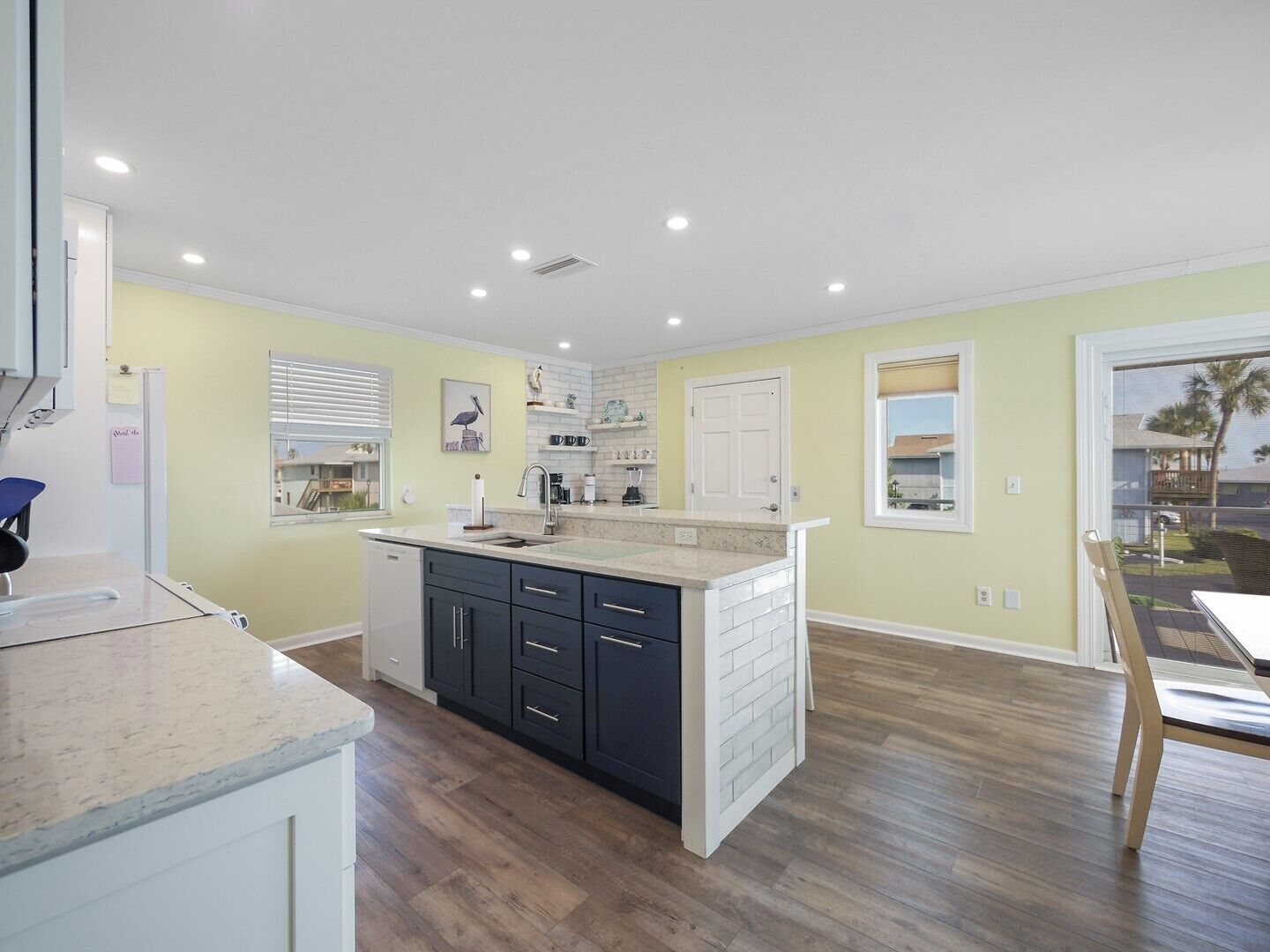 Réfrigérateur, micro-ondes, four, lave-vaisselle