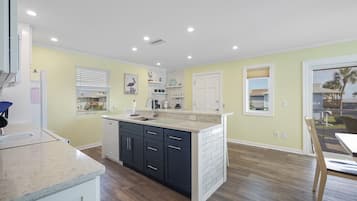 Réfrigérateur, micro-ondes, four, lave-vaisselle