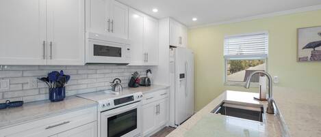 Refrigerador, microondas, horno, lavavajillas