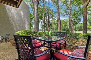 Outdoor dining - Scenic Sea Pines Golf Course Views, Bike to Beach! (Hilton Head Island)