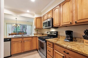 ثلاجة، ميكروويف، فرن، موقد طهي مسطح