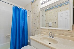 Bañera, secador de pelo, toallas