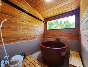 Standardzimmer | Badezimmer | Badewanne und Dusche (separat), Komfortbadewanne, Haartrockner