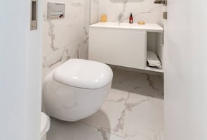 タオル、トイレットペーパー