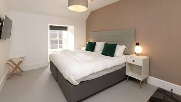 1 bedroom, bed sheets