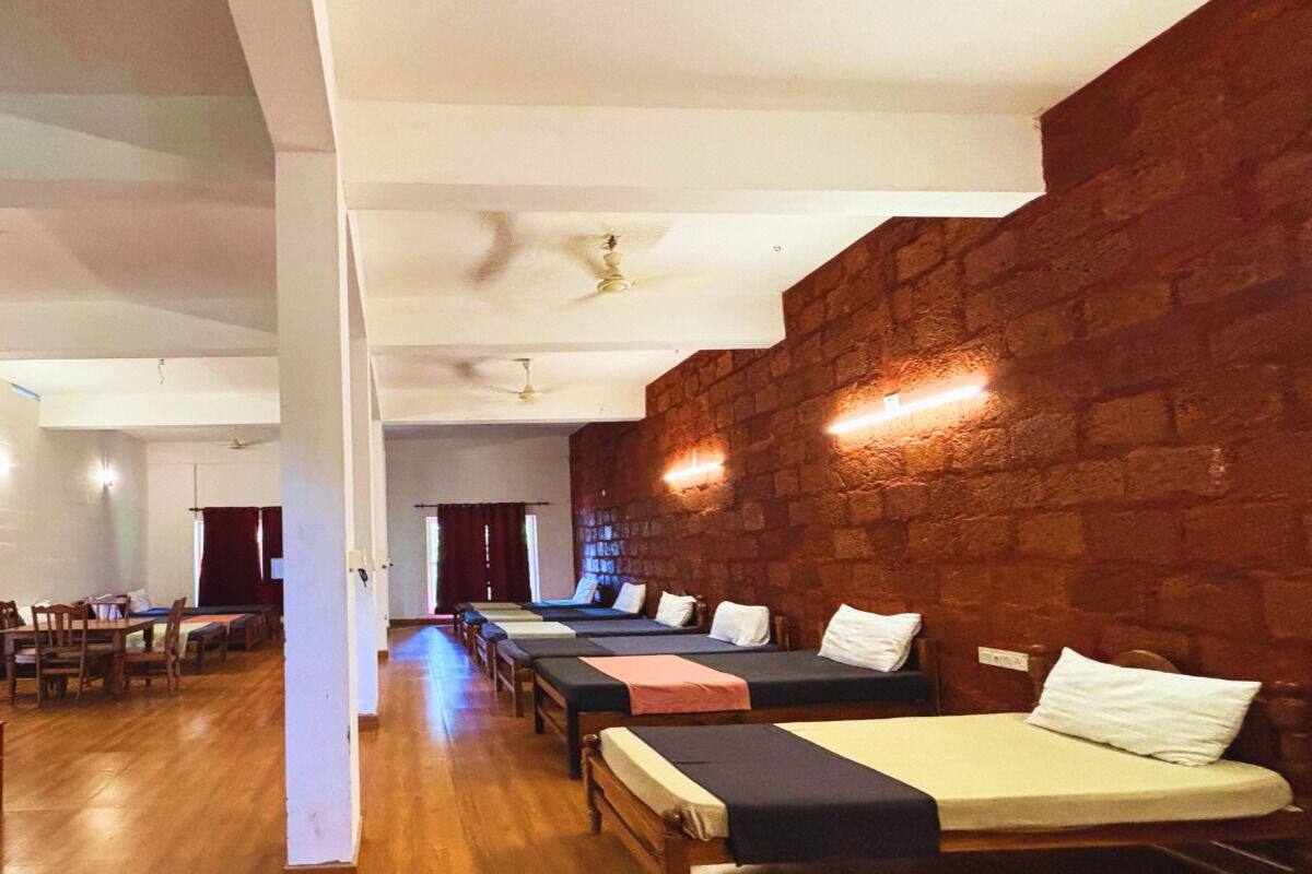 Premium Dormitory 12-sharing - Non Air-conditioning | Free WiFi, bed sheets